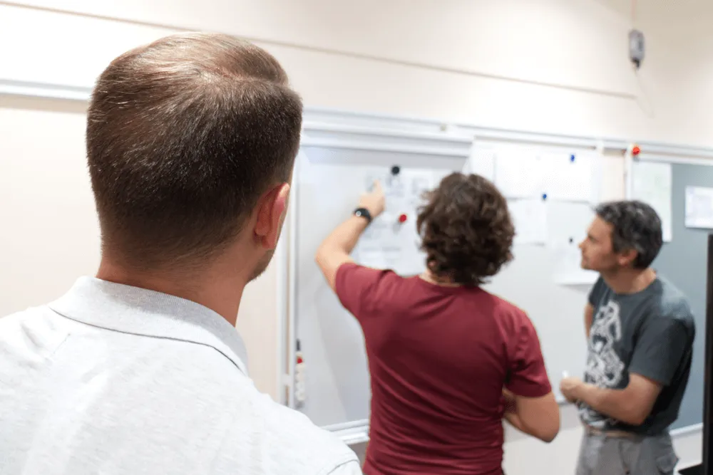Team definiert Ziele an einem Whiteboard im Design Sprint Workshop