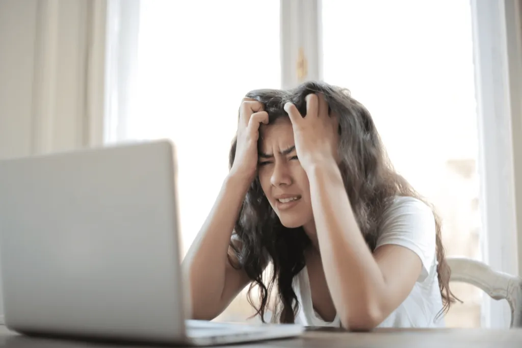 Frustrierte Person beim manuellen Testen am Laptop