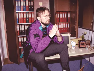 Hannes im Retro-Look beim Nachdenken