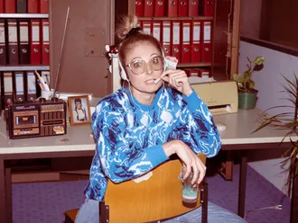 Sandra am Retro-Telefon beim Nachfragen