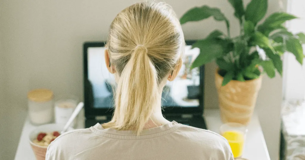 Person im Homeoffice bei einem Videocall