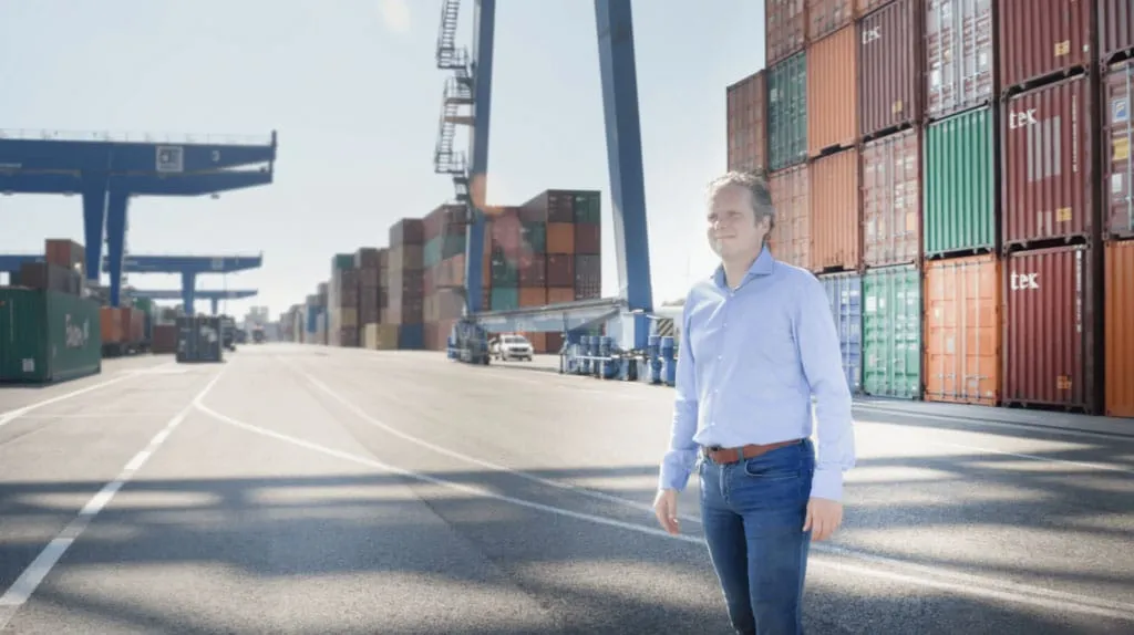 Person am Containerterminal Enns in der TRUDI Success Story