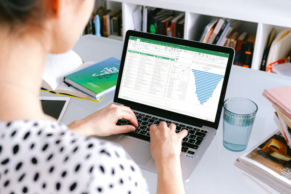 Laptop mit Tabellenansicht als Beispiel für Individualsoftware