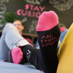 Stay curious and warm – DEV-Socken – large
